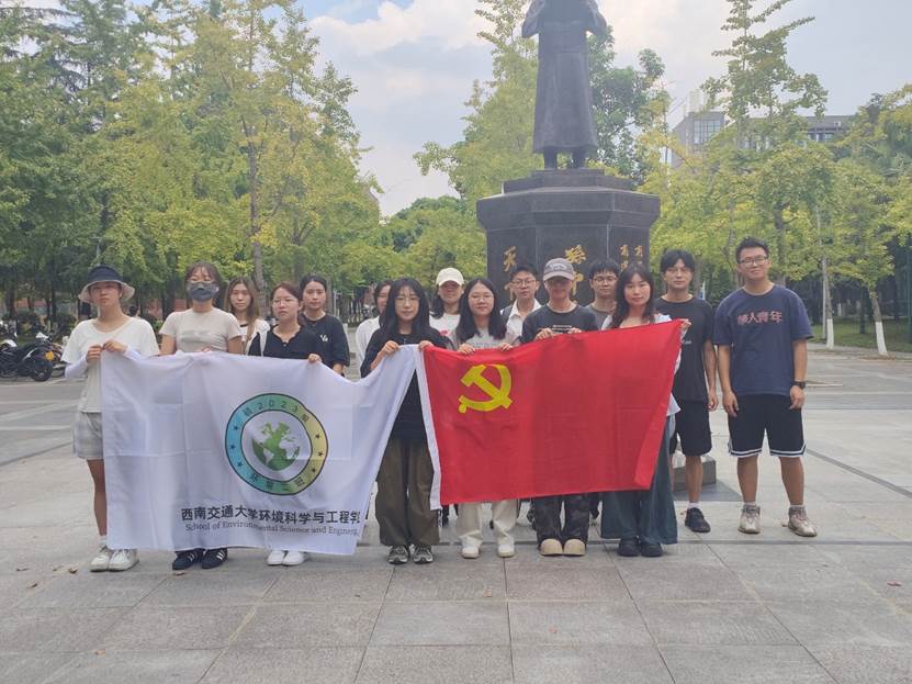 一群人站在雕塑前 AI 生成的内容可能不正确。