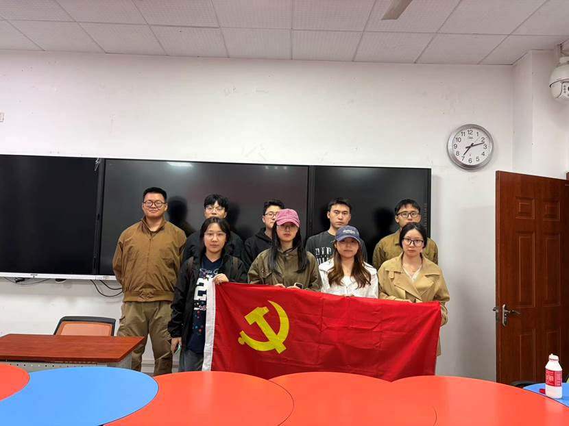 一群人站在台上 AI 生成的内容可能不正确。